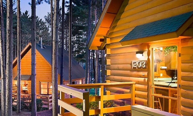 Wisconsin Dells Cabin | CHRISTMAS MTN VILLAGE, 2 BEDROOM CABIN, NO cleaning fees! Wisconsin Dells, WI
