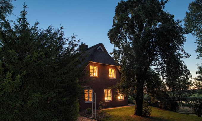 Breiholz House | Christmas right on the water: Large thatched house for 8 people with fireplace