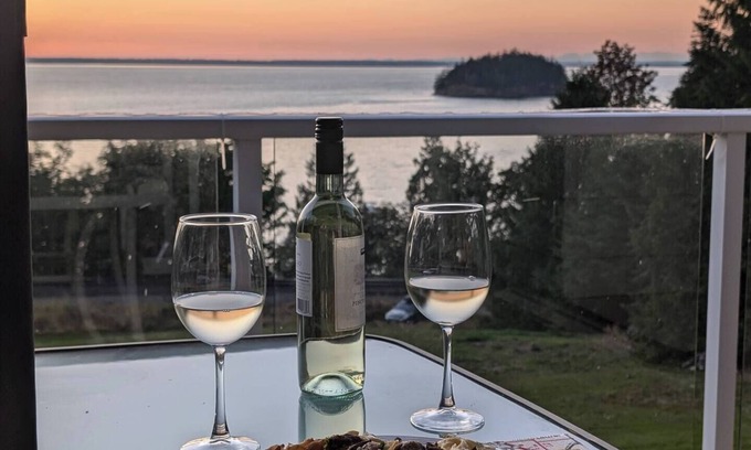 Bellingham House | Chuckanut Retro Retreat - Island View