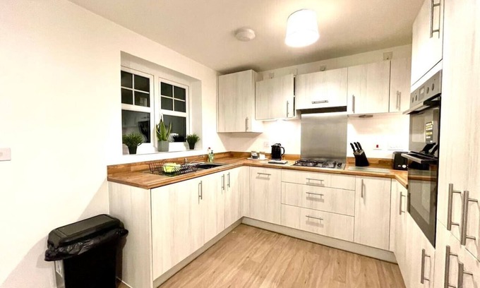 Twigworth House | Churchill House Long Stays Sleeps 6