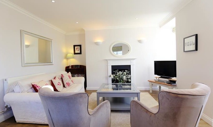 Upper Town Cabin | Circus House Apartment, BATH