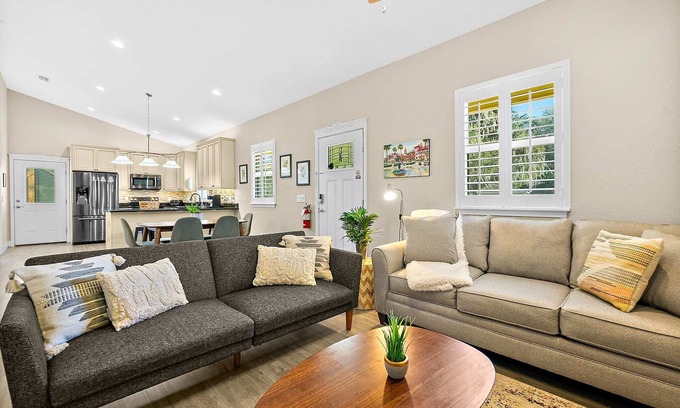 Downtown Historic District House | Citrus Hideaway l Hot Tub l 1 Block to Downtown