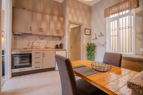 Chios Apartment | City Apartment Home