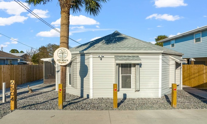 Holiday Beach House | City Beach Bungalows-WALK TO BEACH