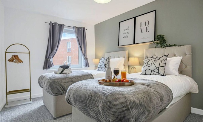Northampton Apartment | 🌟City Centre Apt - Free Parking + Wifi + Balcony🌟