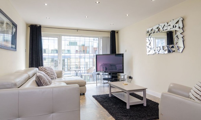 Belfast Central District Apartment | City Centre Luxury Apartment: Free Parking & Wifi