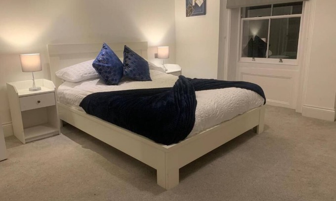 Hull Old Town Apartment | City Centre Luxury Triplex Apartment Sleeps 6