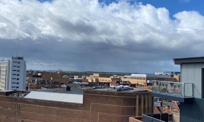 Peterborough Apartment | City Centre Penthouse with free on-site gated Parking & Cathedral view Terrace