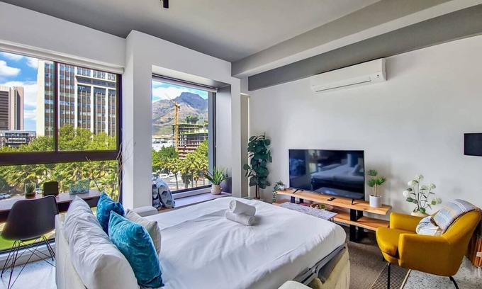 Foreshore Apartment | City Oasis Apartment with Rooftop Pool!