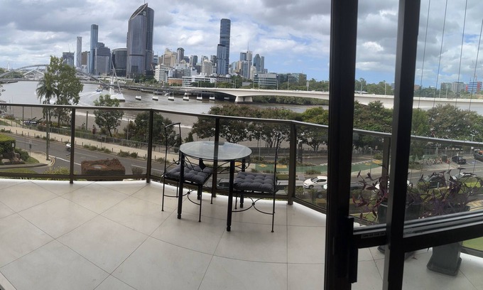 South Brisbane Apartment | City pad suit Qld uni/mater hosp staff as opp mater Hosp . Min 3 mth booking