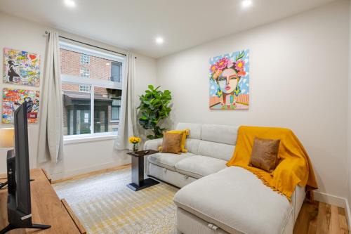 Cote-Des-Neiges—Notre-Dame-De-Grace Apartment | City Verve Modern 2BR in NDG MTL