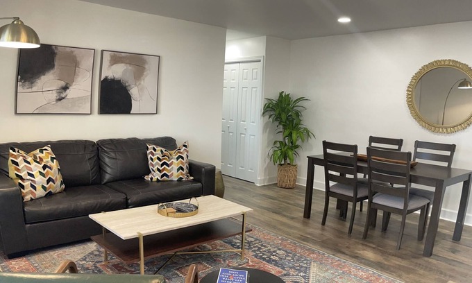 Peachtree Center Condo | City view, Balcony + Modern Kitchen+75tv