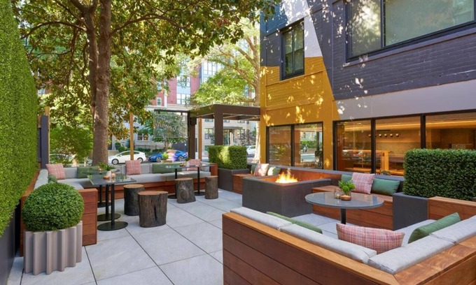 Logan Circle House | City View Studio King at Viceroy Washington DC, Rooftop Pool!