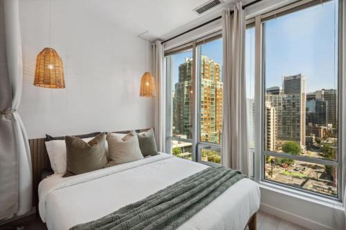 Downtown Vancouver Apartment | Cityview Suite near Robson Square and Canada Place for 6 Guests