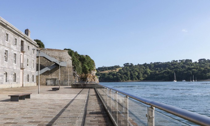 Plymouth Cottage | CLARENCE RIVERSIDE, ROYAL WILLIAM YARD, romantic in Plymouth