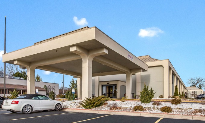 Grand Rapids Hotel | Clarion Inn & Suites Airport