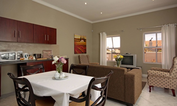 Somerset West Apartment | classic 2 bedroom/1bathroom apartment