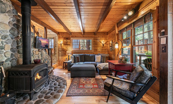 Tahoe Pines House | Classic Cabin in the Pines by Tahoe Getaways - Walk to Lake, Pet-Friendly 3 BR w/Yard & Hot Tub!