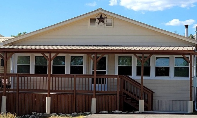 Canyon Lake Cottage | Classic Charm Close To Lake