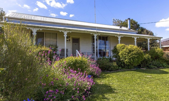 Inverloch House | Classic Cottage Minutes to the Beach