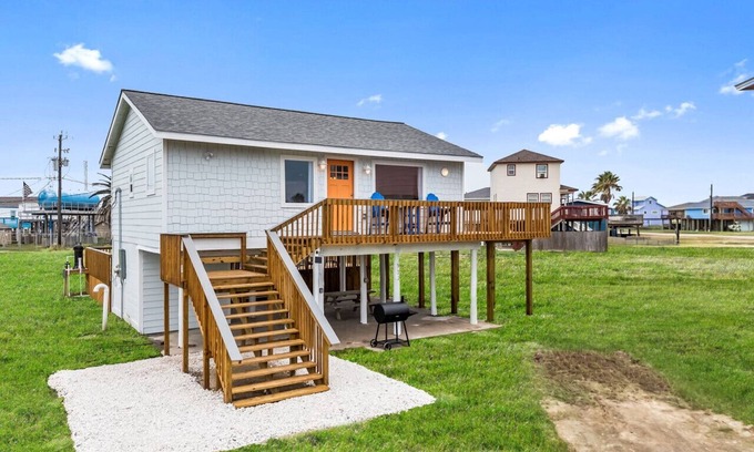 Surfside Beach Apartment | Classic, Cozy Bungalow With Large Deck Near Beach