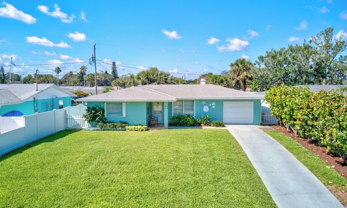 Ormond-by-the-Sea House | Classic Florida home 5 min walk to the beach.comfortable, peaceful and relaxing