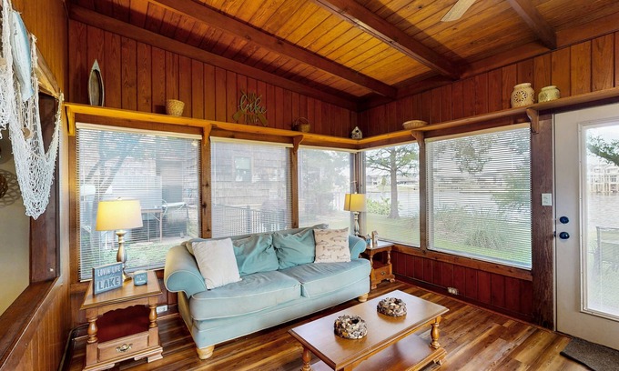 Kingsland House | Classic Lakefront Cottage w/Private Dock, Lovely Lake View, Backyard & WiFi