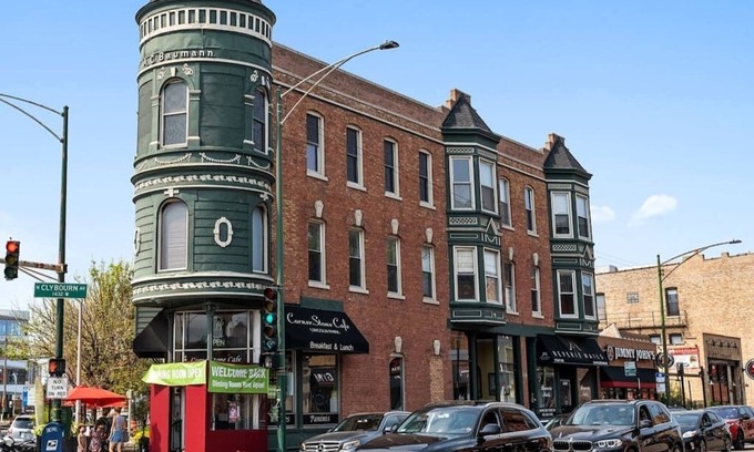 Lincoln Park Condo | Classic Lincoln Park 2 bedroom condo- parking included