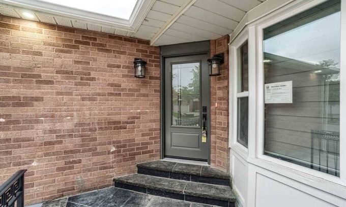 Brampton West House | Classic Romantic 2 Bedroom Detached, Free Wi-fi & Parking.