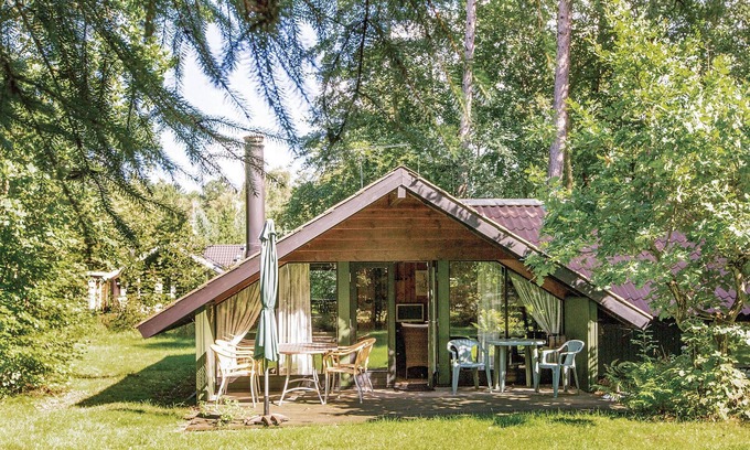 Hoeve Strand House | Classic, spacious cottage with open kitchen-living room and a partially open terrace.