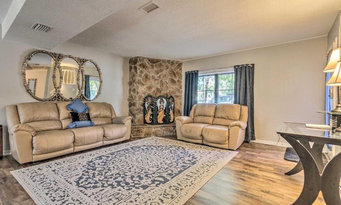 East Pensacola Heights House | Classic Townhome Less Than 9 Mi to Pensacola Beach!