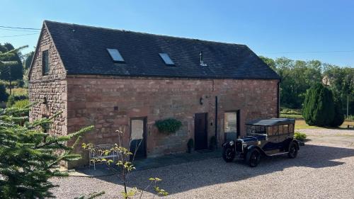 Cauldon Low House | Classy 2 Bed Peak District Cottage Barn - Alton Towers, Scarefest, Polar Bears, Chatsworth