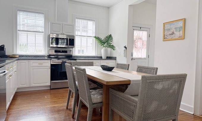 Dixon Park Apartment | Classy 3-Story Downtown Apt