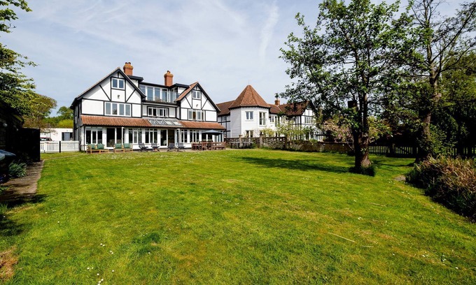 Thorpeness Cottage | Claysmead - A large house on the banks of famous Thorpeness Meare - sleeps 19