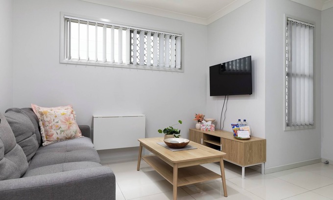 Rocklea Apartment | Clean 1 Bdr Apt w/AC & Kitchen | Parking | 339F1