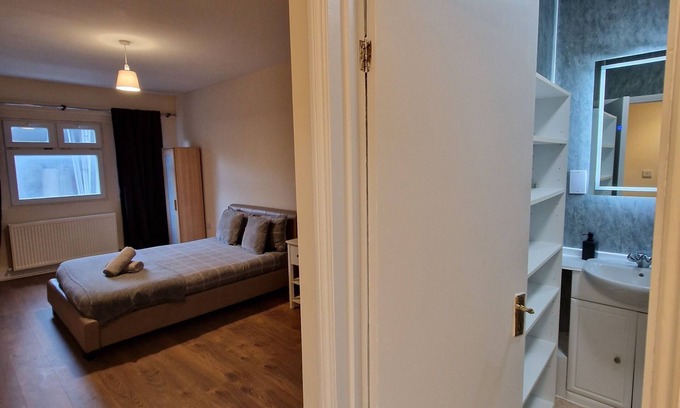 Chaucer Apartment | Clean and comfortable flat in the heart of London