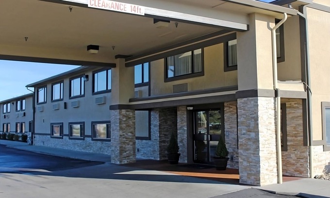 Ontario Hotel | Clean and Comfortable! Pool, Free Parking, Free Breakfast, Pets Allowed Here