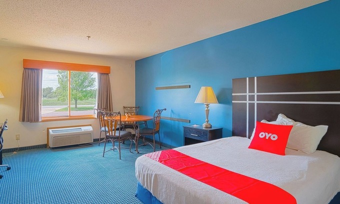 Redwood Falls Hotel | Clean Budget Room Near Casino & Park w/Full Bed + Pet-Friendly Amenities