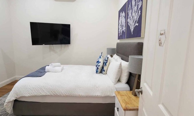 Wollongong CBD Apartment | Clean CBD home w/parking, Wi-Fi, AC, near hospital & stadium