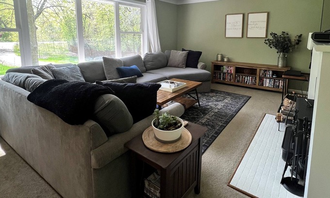 Minnetonka House | Clean & Cozy 2 bedroom Minnetonka Home