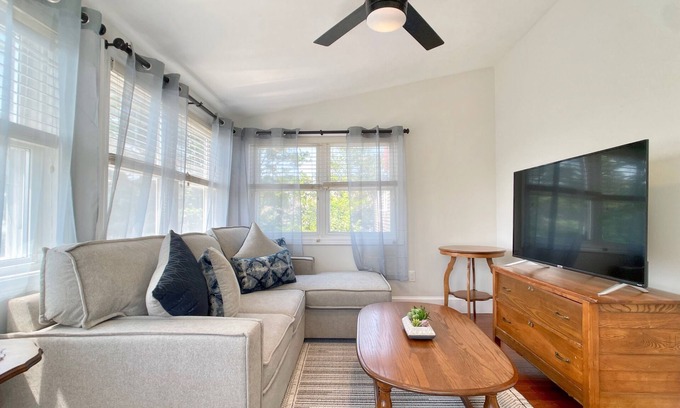 Newport East Apartment | Clean & Cozy 2Bed by the Beach & Newport