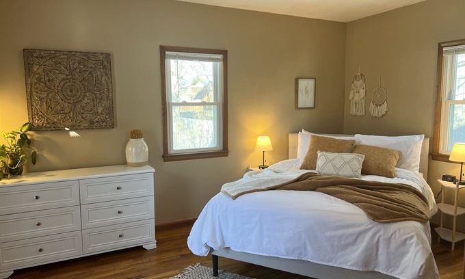 Windsor House | Clean Cozy Old Town Bungalow