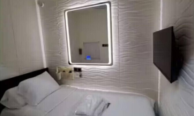 South Loop Hotel | Clean & Modern Central Location Free Coffee!