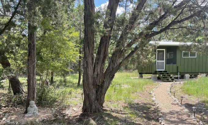 Driftwood Cottage | Clean Quiet Comfortable Romantic Getaway / Retreat in the Texas Hill Country.