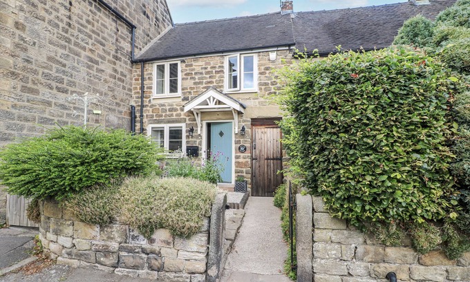 Crich Cottage | CLEMATIS COTTAGE, pet friendly, with a garden in Crich