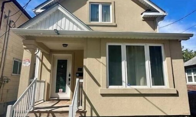 Niagara Falls House | Clifton Hill Luxury Mojo Dojo!