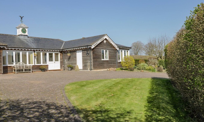 Marlborough Cottage | CLOCK TOWER COTTAGE, pet friendly, with a garden in Great Bedwyn