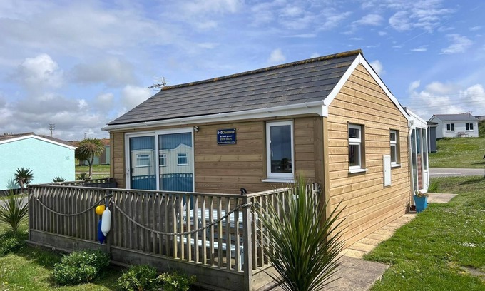 Hayle Ski Chalet | Clonmore 5 min walk to Hayle Beach. 2 bedroom chalet, conservatory and veranda