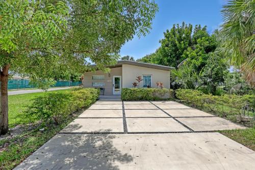 Delray Beach House | Close to Atlantic Ave, Beach! Hot Tub-5 Beds-King