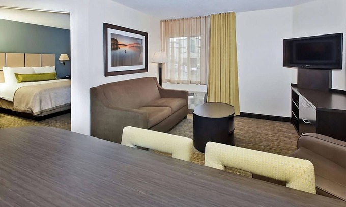 Ashley Oaks Hotel | Close to Concord Park! Pet-friendly Suite with Private Kitchen! Parking, Gazebo!